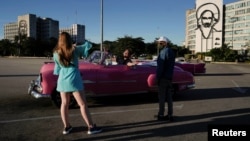 Turistas alemanes se toman fotos en la Plaza de la Revolución, en la Habana. (REUTERS/Alexandre Meneghini/Archivo)