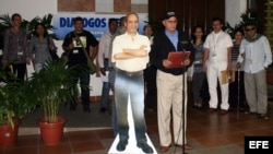 El guerrillero Rodrigo Granda (d), alias "Ricardo Téllez", lee una declaración junto a una una silueta de cartón a tamaño natural de Simón Trinidad en el Palacio de Convenciones, en La Habana (Cuba). 