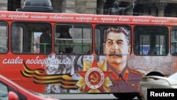 Archivo - Un autobús con el retrato de Stalin en San Petersburgo. 