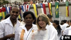 Laura Labrada (d), hija de la fallecida líder de las Damas de Blanco, Laura Pollán, y Belkis Cantillo (i) antes de partir de La Habana.