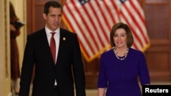 El presidente encargado de Venezuela, Juan Guaidó, junto a la presidenta de la Cámara de Representantes, Nancy Pelosi, en Washington, DC, el 6 de febrero del 2020.