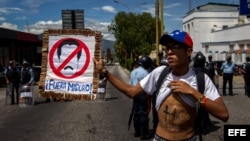 Cientos de personas participan en una manifestación para exigir el referendo para revocar al presidente venezolano Nicolás Maduro. EFE