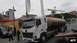 Cisterna de PDVSA distribuye petróleo en Caracas.