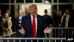 El expresidente estadounidense Donald Trump habla con los medios de comunicación a su llegada al Tribunal Penal de Manhattan en la ciudad de Nueva York el 25 de abril de 2024.