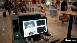 Turistas en aeropuerto de Varadero. REUTERS/Alexandre Meneghini