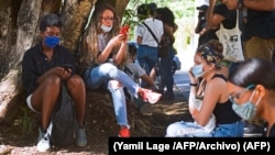 Cubanos se conectan a internet en un punto Wi Fi de La Habana. (Yamil Lage /AFP/Archivo)