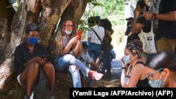 Cubanos se conectan a internet en un punto Wi Fi de La Habana. (Yamil Lage /AFP/Archivo)