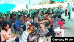 Bajo un techo improvisado el pastor Bernardo de Quesada oficia un culto, en el templo destruido por las autoridades cubanas. 