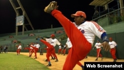 Peloteros cubanos entrenan en el Estadio LAtinoamericano de La Habana. (Foto: Archivo)