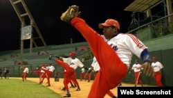 Peloteros cubanos entrenan en el Estadio Latinoamericano.