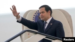 El secretario de Estado de Estados Unidos, Marco Rubio, antes de su salida en el Aeropuerto Internacional las Américas en Santo Domingo, República Dominicana, el 6 de febrero de 2025. (Mark Schiefelbein/Pool, REUTERS)