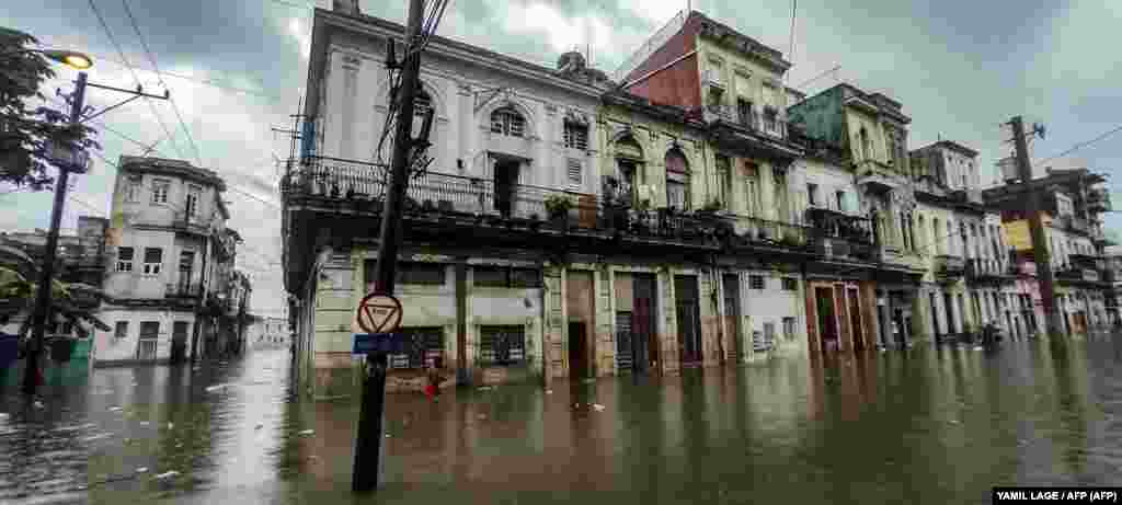 Numerosas zonas de la capital cubana fueron inundadas por las intensas lluvias el 3 de junio de 2022.