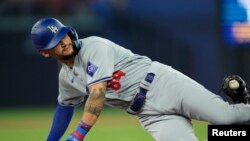 El jardinero derecho de Los Angeles Dodgers Andy Pages (84) etiquetado por el tercera base de Toronto Blue Jays Isiah Kiner-Falefa (7) tratando de robar la tercera base en el Rogers Centre. (John E. Sokolowski-USA TODAY Sports)