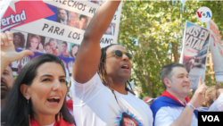 La dirigente española de origen cubano del partido VOX, Rosario Monasterio, y el artista y activista Yotuel Romero, encabezaron la protesta, que empezó en Cuesta de Moyano y terminó en la céntrica Plaza de Cibeles, en Madrid, España. Foto: VOA/Júlia Riera.