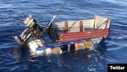 Embarcación con cubanos a bordo interceptada por la Guardia Costera de EEUU a unas 40 millas de Sugarloaf Key. (Foto: U.S. Coast Guard Station Key West's crew) 