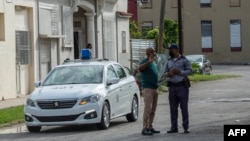 La policía custodia la entrada del Tribunal Municipal de Marianao, donde han sido encausados varios de los manifestantes del 11 de julio en Cuba. (Yamil LAGE / AFP)