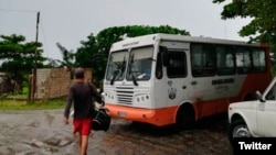 Miles de personas han tenido que abandonar sus hogares para encontrar refugio ante el peligro de inundación. (@VanguardiaCuba/Twitter)