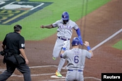 El cubano Adolis García (53) anota en la primera entrada contra los Astros de Houston para los playoffs de la MLB 2023 (Erik Williams-USA TODAY Sports)