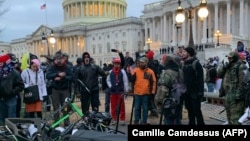 Equipos de trabajo de periodistas destruidos tras la protesta en Washington, DC, el 6 de enero de 2020.