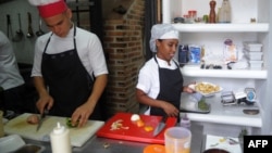 Dos cocineros trabajan el restaurante privado Versus 1900 en La Habana. (Archivo