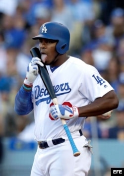 Yasiel Puig lame el bate...