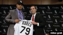 José Dariel "Pito" Abreu recibe la camiseta de los Medias Blancas de Chicago. El número 79 fue escogido por su madre, Margarita Correa.