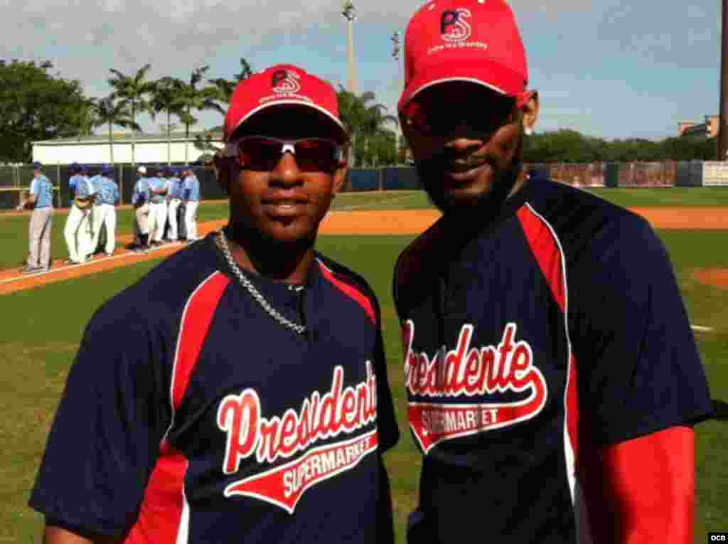 De izquierda a derecha, Yoenis Céspedes (Tigres de Detroit) y Alexei Ramírez (Medias Blancas de Chicago).