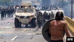 Un manifestante se enfrenta a la Guardia Nacional Bolivariana.