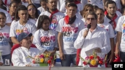 El presidente de Nicaragua, Daniel Ortega (i), escucha al canciller cubano, Bruno Rodríguez (d), durante la celebración del 39 aniversario de la revolución popular sandinista el 19 de julio de 2018.