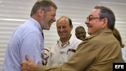 Sherritt - Ian Delaney saluda efusivamente a Raúl Castro durante una de sus visita a Cuba.