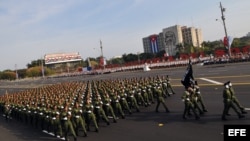 Soldados cubanos participan en el desfile militar el 16 de abril de 2011.