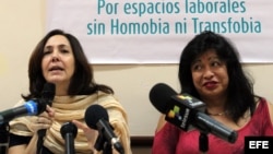 Mariela Castro, directora del Centro Nacional de Educación Sexual (Cenesex), e hija del gobernante de Cuba, Raúl Castro, ofrece una rueda de prensa junto a la activista transexual argentina, Diana Sacayán (i-d).