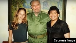 Mavys Álvarez junto a Diego Armando Maradona y Fidel Castro en una foto de archivo. 