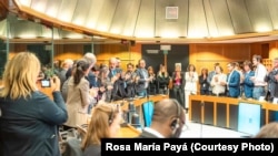 Momento en que todos los políticos presentes en el Foro se ponen de pie para aplaudir la alocución de Angélica Garrido.