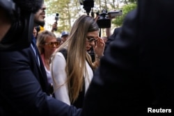 Emma Coronel Aispuro, esposa de El Chapo, llega a la corte federal de Brooklyn , en Nueva York.