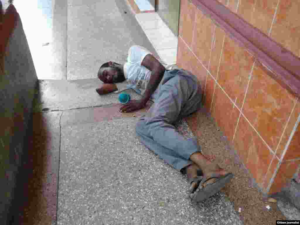 Durmiendo en el céntrico boulevard guantanamero, ubicado en la calle Flor Crombet entre Pedro Agustín Pérez y Calixto García.