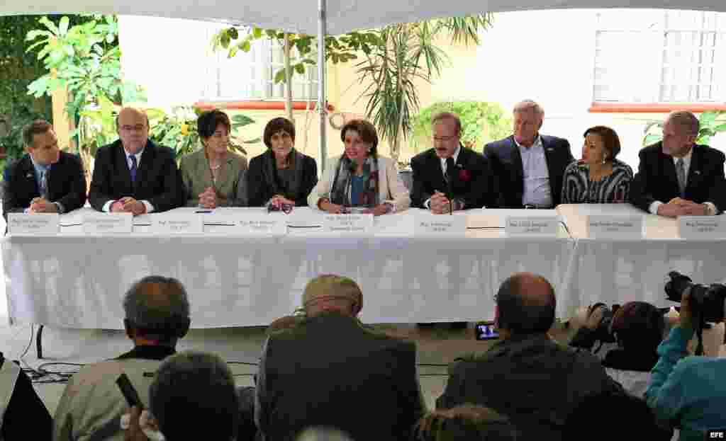 La líder demócrata estadounidense Nancy Pelosi (c) ofrece una rueda de prensaen La Habana (Cuba).