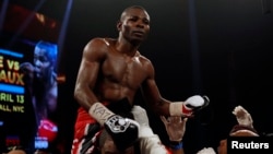 El boxeador cubano Guillermo "El Chacal" Rigondeaux celebra tras vencer en su pelea contra Nonito Donaire en el Radio City Music Hall, en Nueva York, el 13 de abril del 2013.