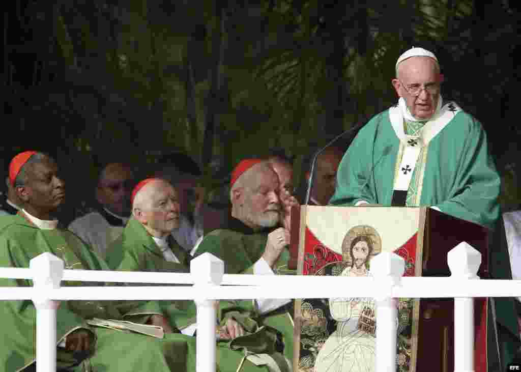 En el segundo día de su Viaje Apostólico a Cuba la mañana del Papa inició con la Santa Misa en el XXV domingo del tiempo ordinario en la Plaza de la Revolución José Martí de La Habana.