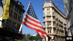  Una bandera de Estados Unidos ondea sobre un bicitaxi.