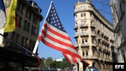  Una bandera de Estados Unidos ondea sobre un bicitaxi.