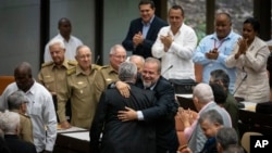 El primer ministro cubano Manuel Marrero Cruz abraza al presidente Miguel Díaz-Canel durante la asesión de clausura de la Asamblea Nacional del Poder Popular en La Habana el sábado, 21 de diciembre del 2019. (AP Foto/Ramón Espinosa)