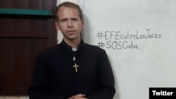 El sacerdote católico cubano Keny Fernández se suma a la campaña #EFECubreLosJuicios. (Twitter/@kennyfd1985)