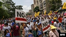 Opositores y fuerzas chavistas se enfrentan en calles de Venezuela