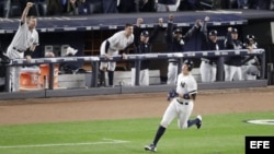 Aaron Judge corre las bases tras su jonrón con dos en las almohadillas.