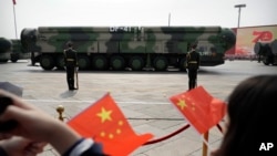 Armas nucleares de China, modelo DF-41, el 1 de octubre de 2019. (AP Photo/Mark Schiefelbein, File).