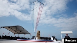 Emmanuel Macron en la ceremonia internacional que conmemora el 80º aniversario del desembarco del Día D de 1944, en la playa de Omaha en Saint-Laurent-sur-Mer, región de Normandía, Francia, el 6 de junio , 2024. REUTERS/Benoit Tessier