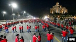 Unas 980 parejas intentan conseguir un Record Guinness, bailando en una rueda de casino, en un tramo del Malecón en La Habana