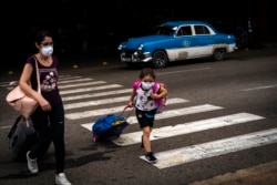 Turistas con nasobucos arriban al Aeropuerto José Martí de La Habana.