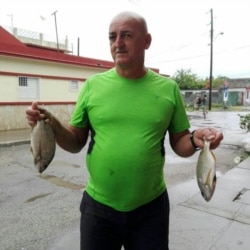 Uno de los vecinos que se benefició de la "pesca" a mano en la Bahía de Cienfuegos. (Foto Yoel de la Paz vía Facebook Mercedes Caro Nodarse)